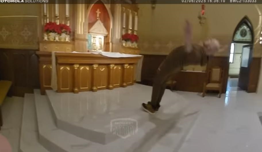 Policijski bodycam: Nevidljiva sila triput odbacila opsjednutog muškarca u pokušaju da provali u svetohranište u Wisconsinu (SAD) Policijski bodycam: Nevidljiva sila triput odbacila opsjednutog muškarca u pokušaju da provali u svetohranište u Wisconsinu (SAD)