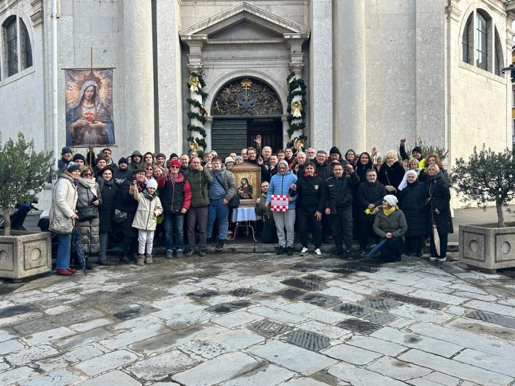 Nadbiskup Uzinić predložio moliteljima zajedničku krunicu u katedrali umjesto na trgu