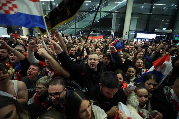 FOTOGALERIJA Rukometaši sletjeli u zračnu luku: dočekalo ih više stotina navijača
