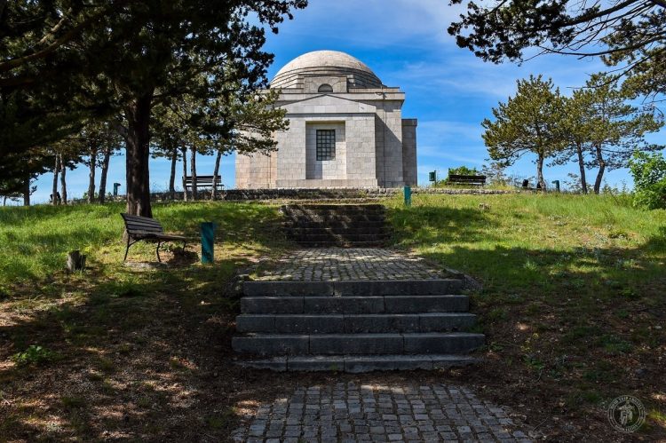 Moto Trip: Mauzolej obitelji Meštrović u Otavicama