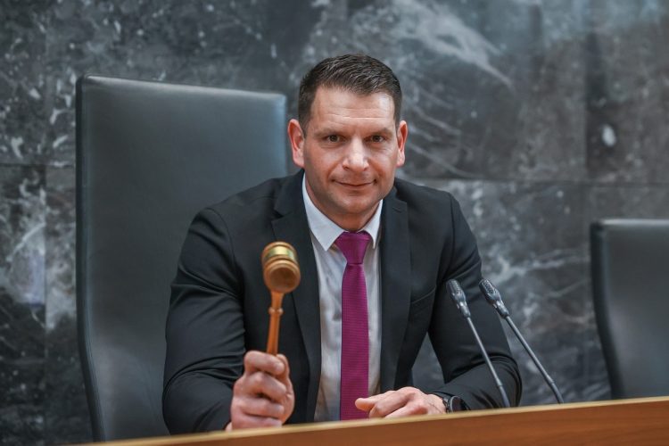Zoran Stevanović, novi predsjednik slovenskog parlamenta kod preuzimanja službe.