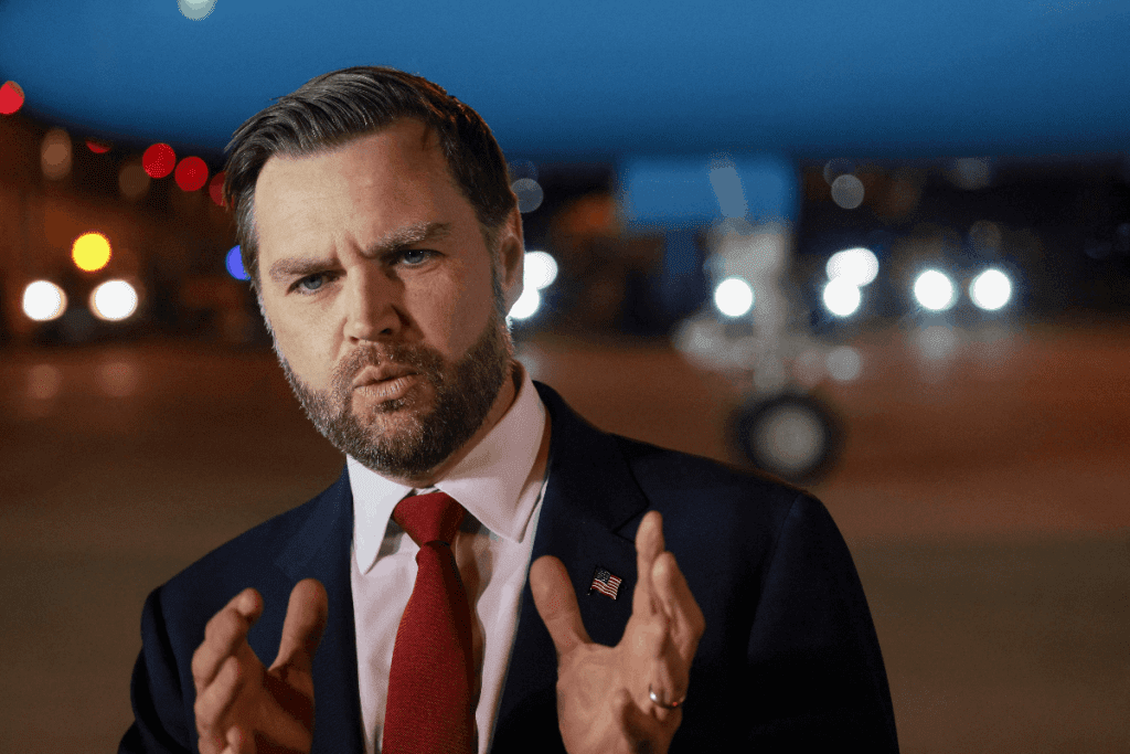 JD Vance obraća se javnosti prije poljetanja za Washington