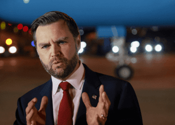 JD Vance obraća se javnosti prije poljetanja za Washington