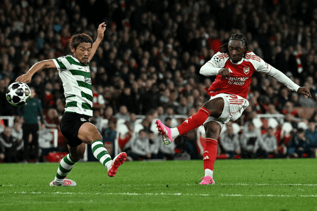 Jedan od rijetkih udaraca na utakmici Arsenala i Sportinga.