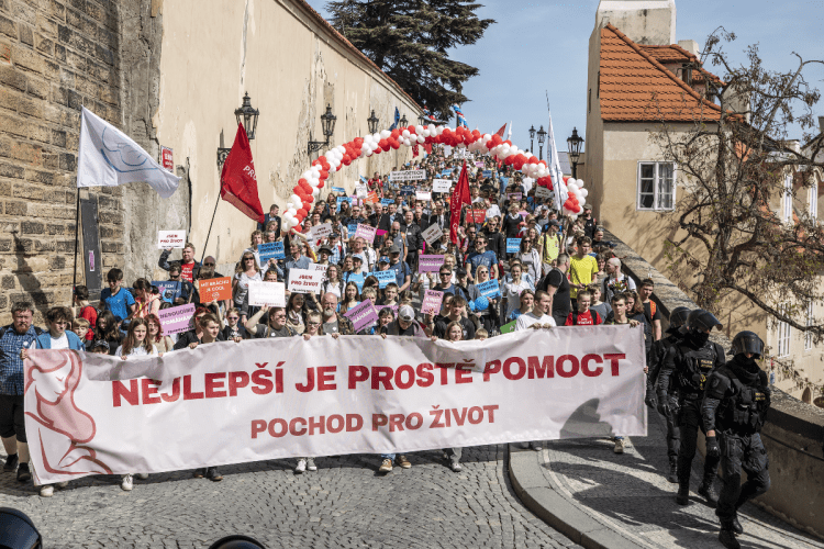 Češki katolici prolaze centrom grada povodom prolife pokreta, Hod za život