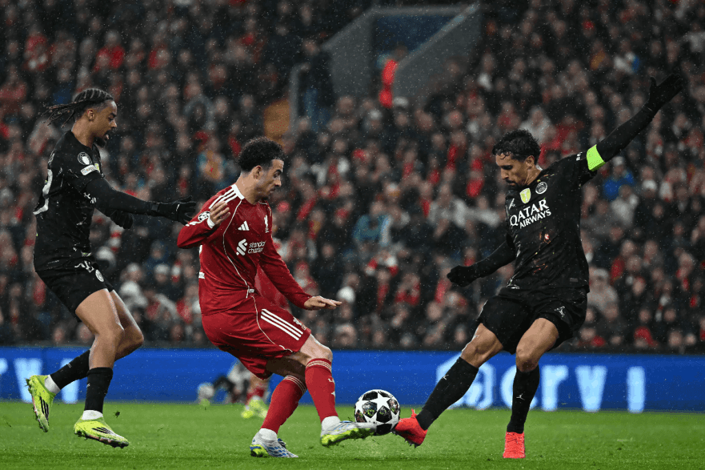 Branič PSG blokira udarac Jonesa