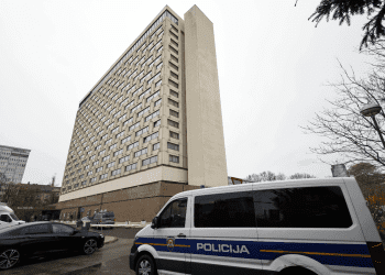 Policija ispred hotela Westin gdje se nalazi Hrvatski skijaški savez.