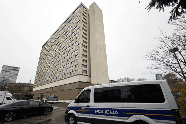 Policija ispred hotela Westin gdje se nalazi Hrvatski skijaški savez.