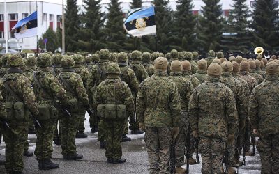 Američki marinac salutira estonskom vojniku tijekom probe za paradu povodom Nacionalnog dana Estonije u Tallinnu, 23. veljače 2019. Foto: Sgt. Averi Coppa/U.S. Marine Corps