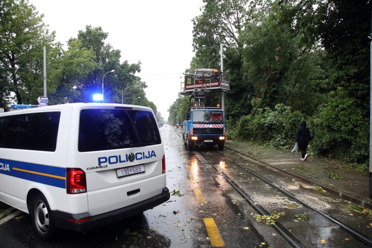Nevrijeme u Zagrebu: troje ozlijeđenih, 70 intervencija