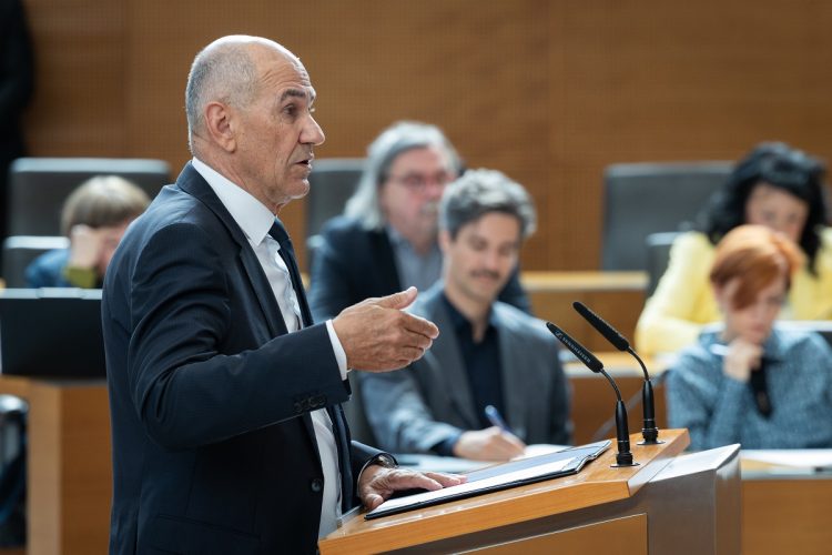 Povratak Janše: Kreću li napokon ekshumacije iz protutenkovskog rova kod Maribora?