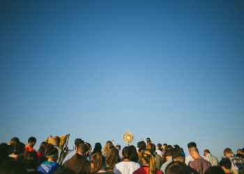Studenti katoličke župe sv. Ivana XXIII. u procesiji nose Gospodina kroz kampus Državnog sveučilišta Colorado, moleći da ga cijeli kampus upozna i zavoli