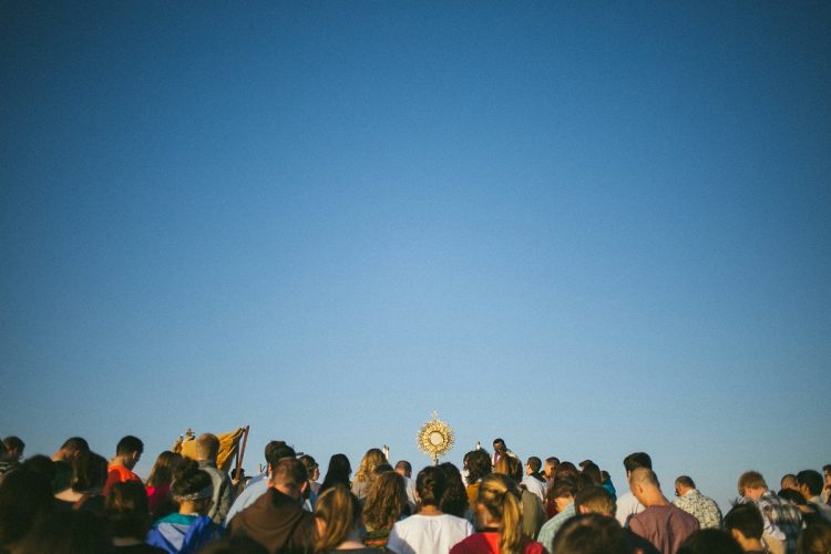 Studenti katoličke župe sv. Ivana XXIII. u procesiji nose Gospodina kroz kampus Državnog sveučilišta Colorado, moleći da ga cijeli kampus upozna i zavoli