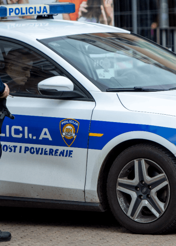 Motikom prijetio novinaru na Rivi, završio u pritvoru