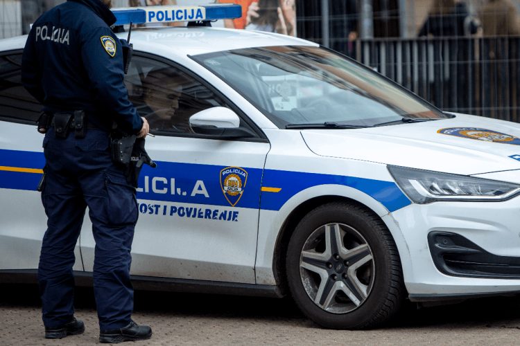Motikom prijetio novinaru na Rivi, završio u pritvoru