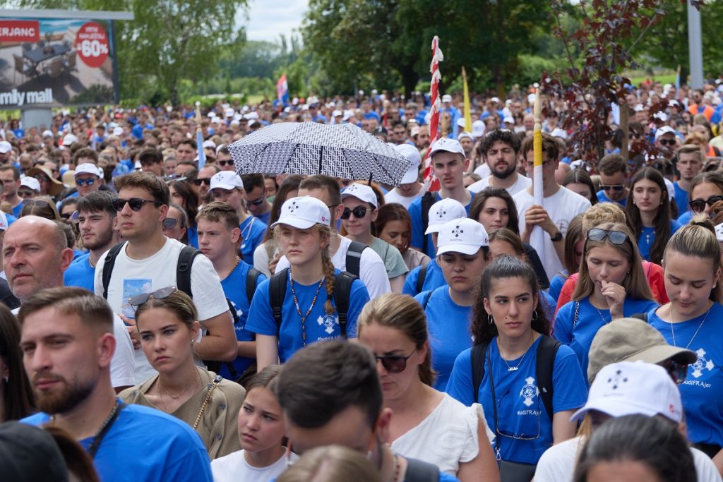 Fotografija prikazuje sudionike Osmog Antunovskog hoda mladih tijekom njihova boravka na glavnom zagrebačkom trgu.