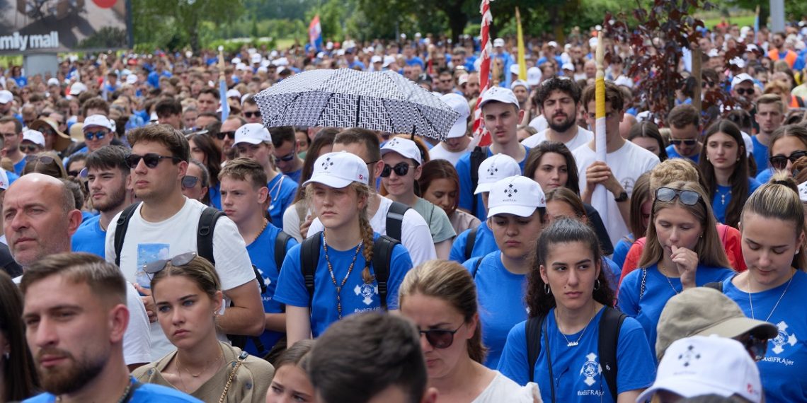 Fotografija prikazuje sudionika Osmog Antunovskog hoda mladih koji je krenuo od samostana Bezgrešnog začeća Blažene Djevice Marije (BDM) u Dubravi do bazilike sv. Antuna Padovanskog na Svetom Duhu.