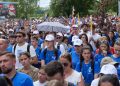 Fotografija prikazuje sudionika Osmog Antunovskog hoda mladih koji je krenuo od samostana Bezgrešnog začeća Blažene Djevice Marije (BDM) u Dubravi do bazilike sv. Antuna Padovanskog na Svetom Duhu.