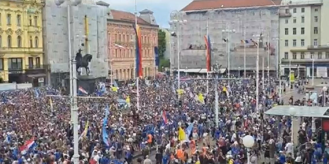 Fotografija prikazuje desetke tisuća mladih sudionika Antunovskog hoda 2026. okupljenih na glavnom zagrebačkom trgu.