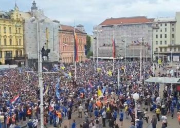 Fotografija prikazuje desetke tisuća mladih sudionika Antunovskog hoda 2026. okupljenih na glavnom zagrebačkom trgu.
