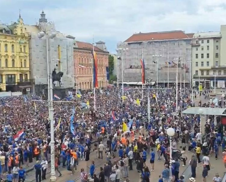 Fotografija prikazuje desetke tisuća mladih sudionika Antunovskog hoda 2026. okupljenih na glavnom zagrebačkom trgu.