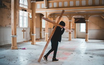 Čovjek s križem Foto: Unsplash