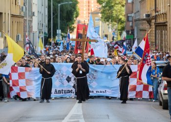 Od bonova za benzin do slobode: Hrvatska diše vjerom