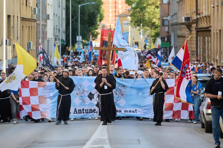 Od bonova za benzin do slobode: Hrvatska diše vjerom