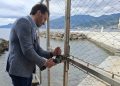 Marin Miletić brusilicom reže lokot na prolazu uz plažu kod Hiltona u Rijeci