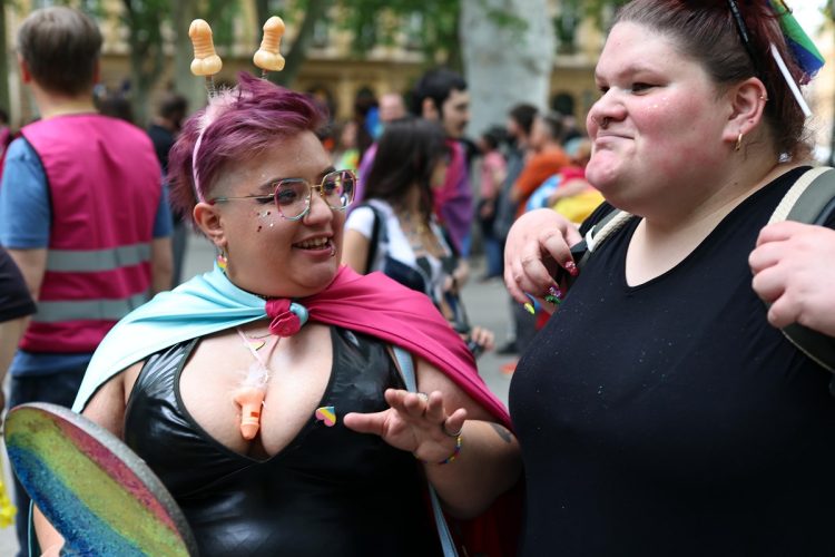 Fotogalerije Povorke ponosa i Antunovskog hoda mladih: šokantna razlika u estetici
