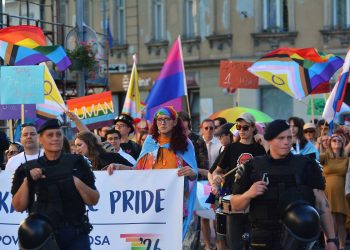 Karlovac Pride bez rješenja Grada postavio izložbu fotografija ljubljenja istospolnih parova, financirali ih i strana veleposlanstva