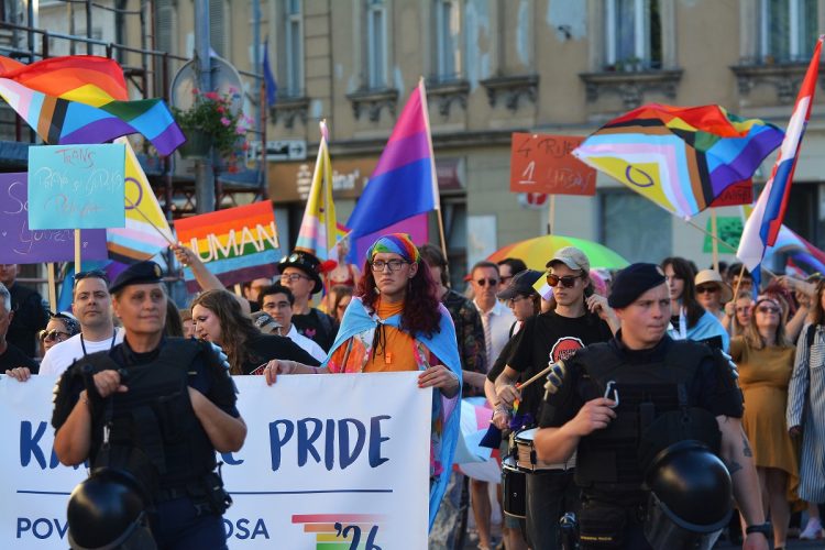 Karlovac Pride bez rješenja Grada postavio izložbu fotografija ljubljenja istospolnih parova, financirali ih i strana veleposlanstva