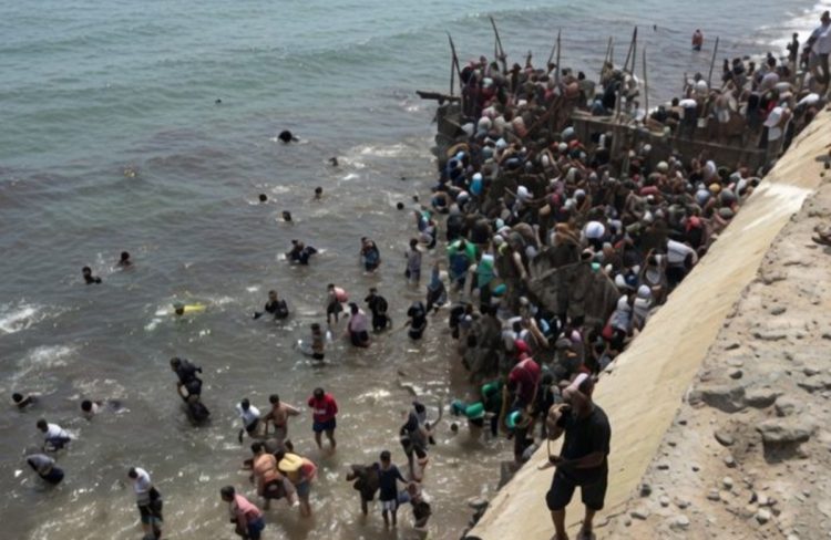 Drama u španjolskoj enklavi: Tisuće migranata preplavile Ceutu, Tajani traži suspenziju Schengena