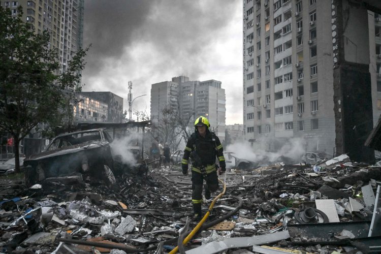Rusija raketama i dronovima zasula kijevske stambene zgrade