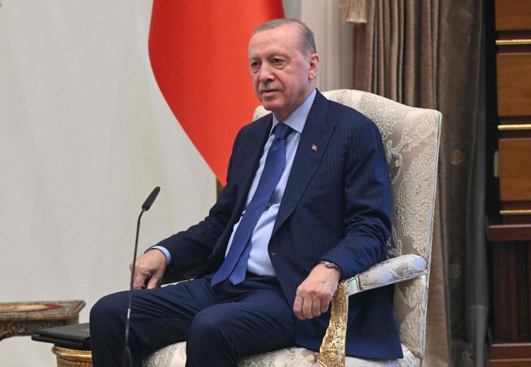 Erdogan za poklone čelnicima NATO-a dao pištolje i kutiju bojevog streljiva