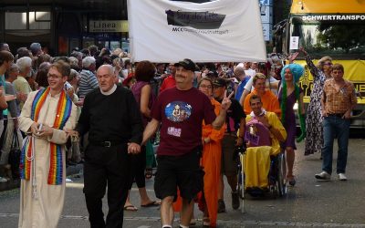 LGBT Crkva Stuttgart_-_CSD_2009_-_Parade_-_Salz_der_Erde Foto: Ecelan, Stuttgart – CSD 2009 – Parade – „Salz der Erde“, 1. kolovoza 2009., preuzeto s Wikimedia Commons, licencirano pod CC BY-SA 4.0