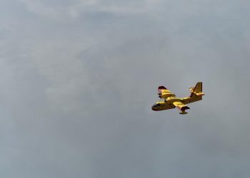 Kuće kod Metkovića zasad sigurne, kanader pomažu s gašenjem požara