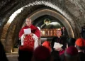 Grobu svetog Šarbela hodočaste kršćani i muslimani koji svjedoče čudima