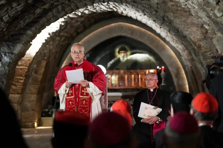 Grobu svetog Šarbela hodočaste kršćani i muslimani koji svjedoče čudima