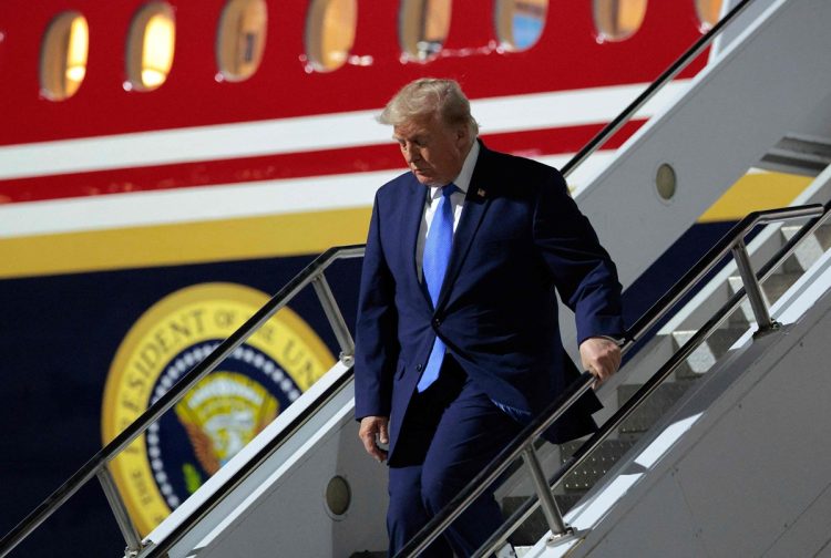 Trump zbog iranske prijetnje tajno prebačen u manji zrakoplov, novinari služili kao mamac!