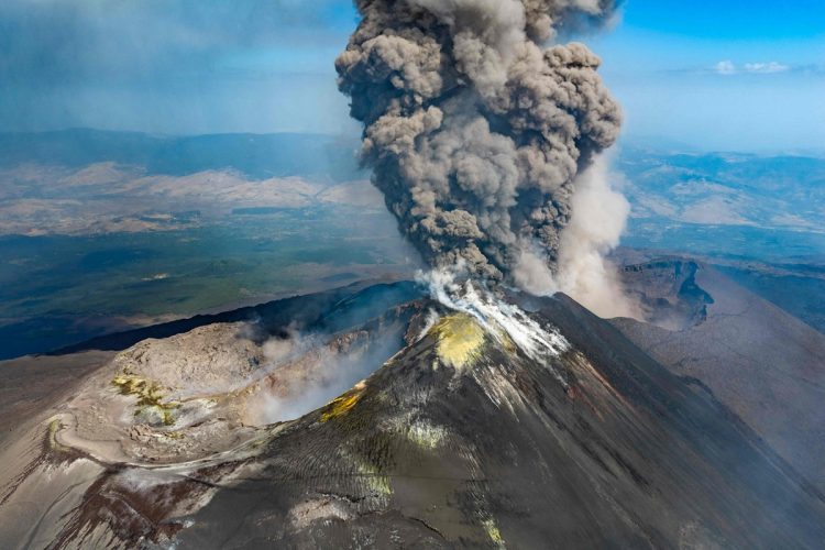 Erumpirala Etna: Zračna luka u Cataniji zatvorena, tisuće turista blokirane na Siciliji