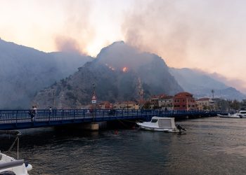 Prizori pustoši od Mimica do Omiša: Izgorjele kuće i automobili, otvorene vatre više nema