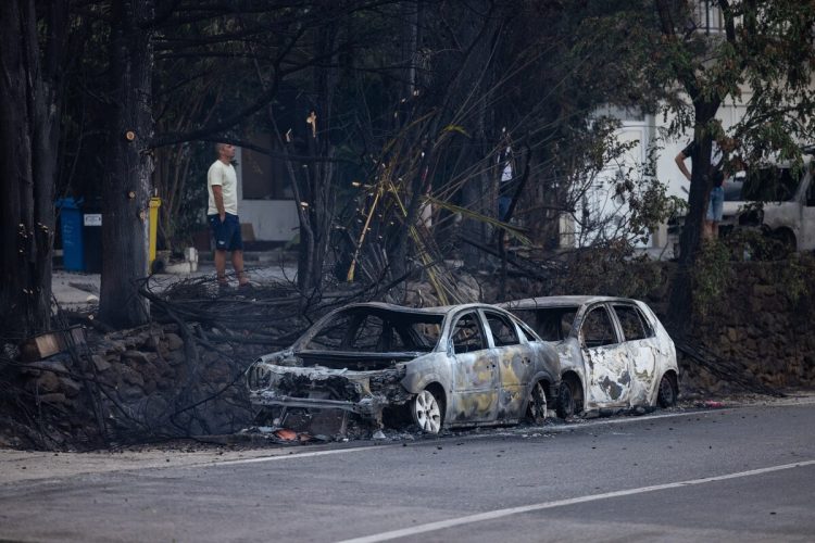 Prizori pustoši od Mimica do Omiša: Izgorjele kuće i automobili, otvorene vatre više nema
