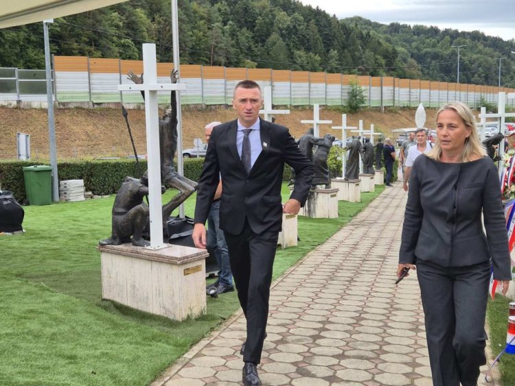 Penava u Ljubljani s Janšom razgovarao o povratku posmrtnih ostataka žrtava iz Teznog