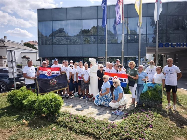 Nakon 250 km i dva dana vožnje: 1. biciklistička karavana ‘U čast hrabrim braniteljicama’ stigla u Vukovar
