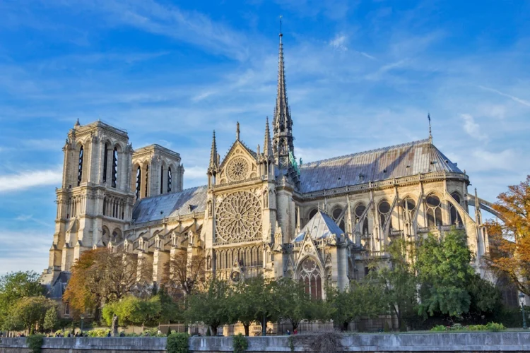 O bogoslužnom prostoru na primjeru Notre Dame u Parizu