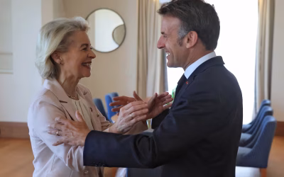 Predsjednica Europske komisije Ursula von der Leyen pozdravlja francuskog predsjednika Emmanuela Macrona prije njihovog sastanka na marginama samita EU-Zapadni Balkan u Tivtu u petak. Fotografija: Ludovic Marin/AFP via Getty Images