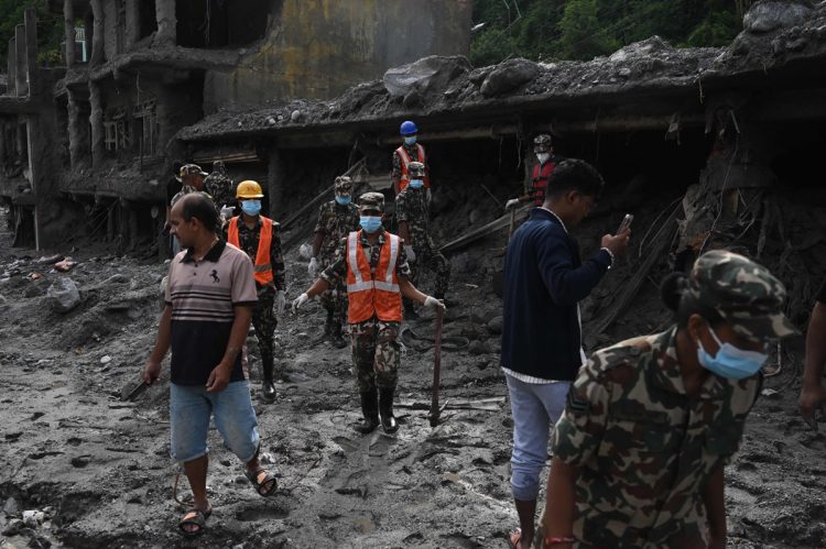U Nepalu poginulo više od 1.000 ljudi, spasioci tragaju za tisućama nestalih