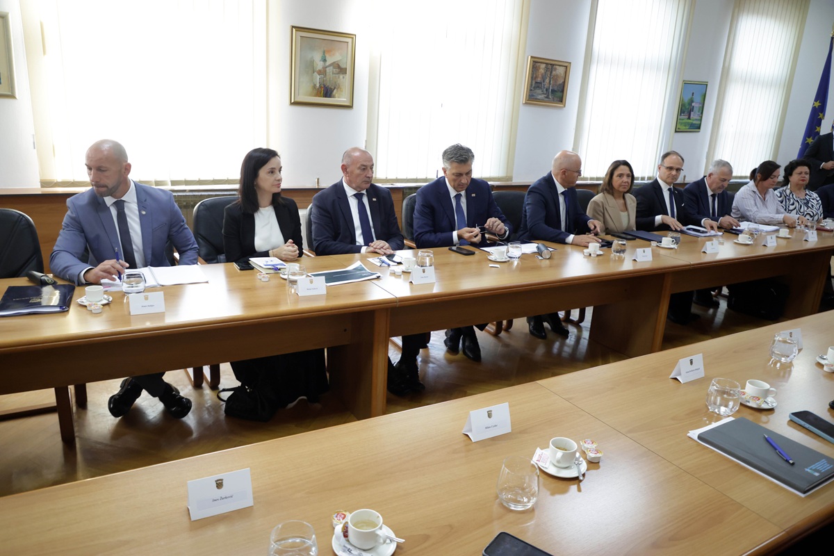 Plenković u Gospiću zbog ilegalnog otpada, građanska inicijativa odbila sastanak s Vladom Plenković u Gospiću zbog ilegalnog otpada, građanska inicijativa odbila sastanak s Vladom