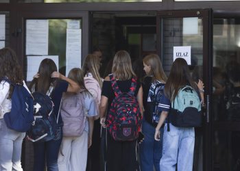 Počela nova školska godina: Prvašići u klupama, vraća se drugi dio zimskih praznika